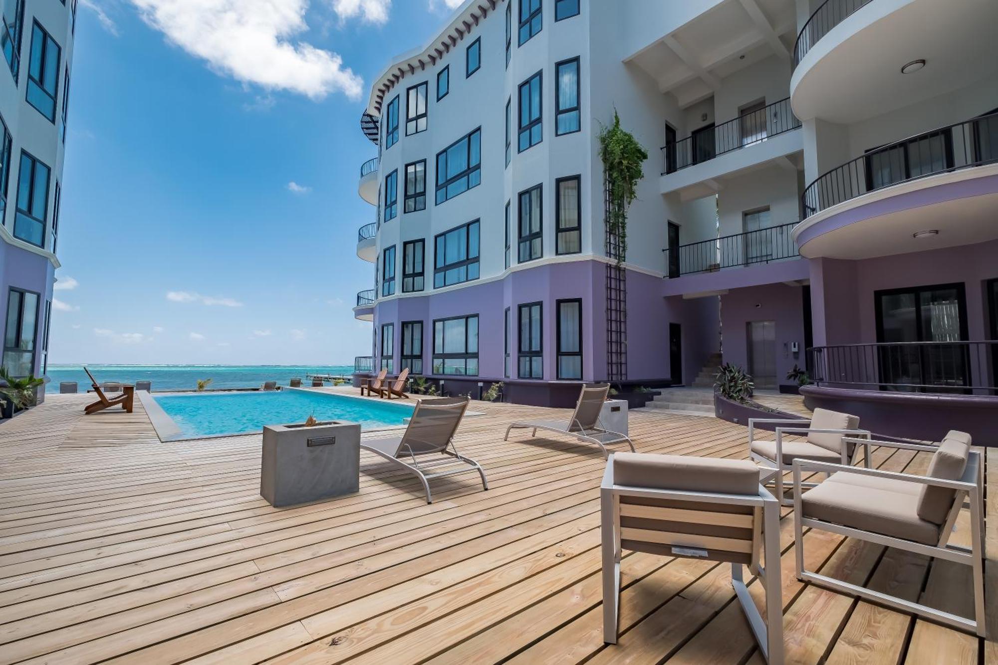 Diamante Beachfront Suites Сан Педро Екстериор снимка
