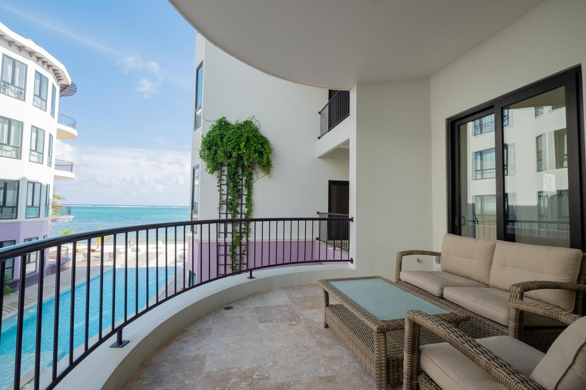 Diamante Beachfront Suites Сан Педро Екстериор снимка