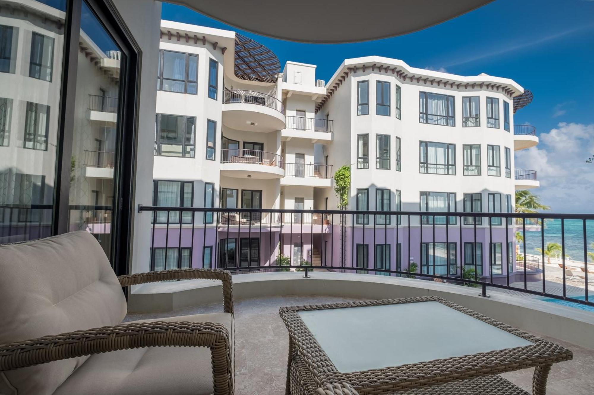 Diamante Beachfront Suites Сан Педро Екстериор снимка